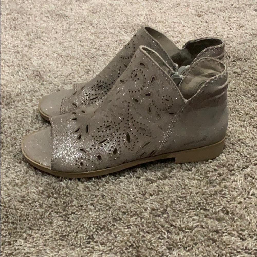 Cute open toed sandals. Taupe with glitter.